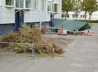  Her er det bedet foran blok 41 der røg og nedgangen til kælderen overdækkes, da trappen også skulle renoveres.